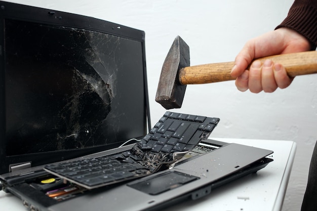 man destroyed laptop with a hammer Nervous work buggy computer errors slow Internet not saved in the game printed text hung Bad old computer failed does not turn on hangs keyboard