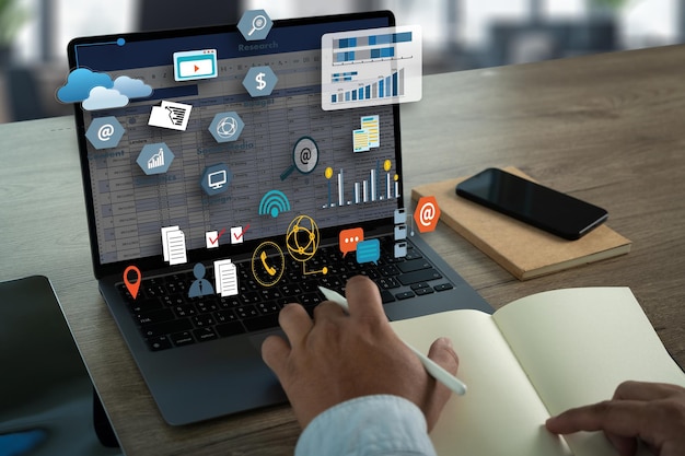 MARKETING Kỹ thuật số dự án khởi nghiệp mới Đội ngũ doanh nghiệp MILLENNIALS làm việc với các báo cáo tài chính và máy tính xách tay