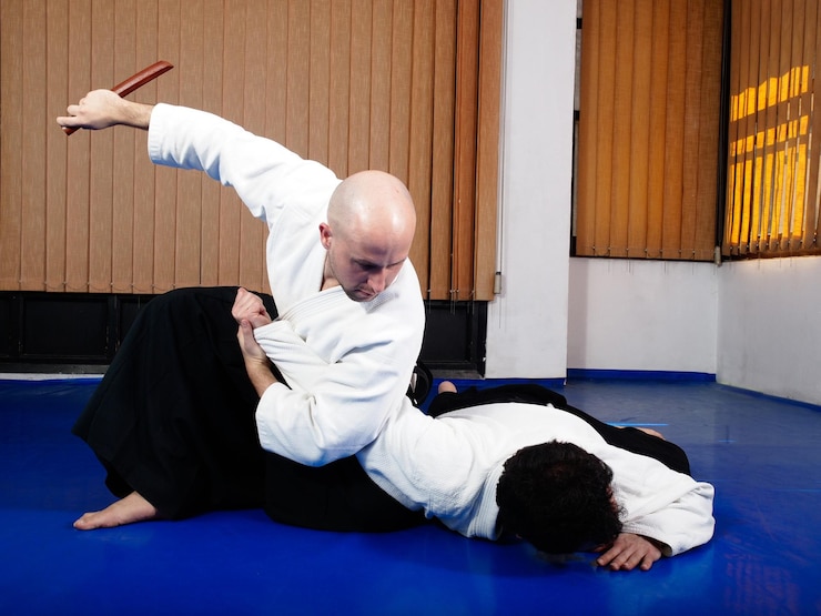 Photo martial artist practicing aikido indoors