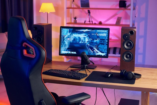 Máy tính ở nhà đang chơi game bắn súng trên trải nghiệm thực tế ảo FPS
