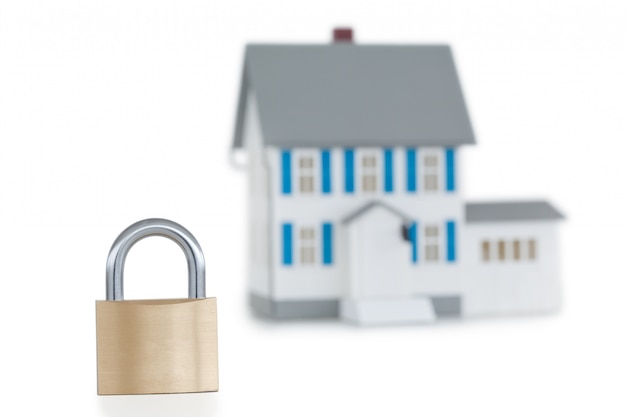 Ngôi nhà bị khóa bằng ổ khóa trên nền trắng