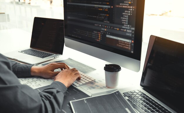 Người đàn ông dùng máy tính xách tay trên bàn
