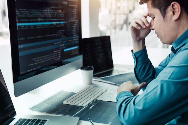 Người đàn ông dùng máy tính xách tay trên bàn