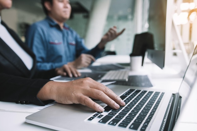 Người đàn ông dùng máy tính xách tay trên bàn