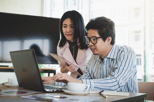 Người đàn ông và người phụ nữ làm việc nói chuyện trong quán cà phê