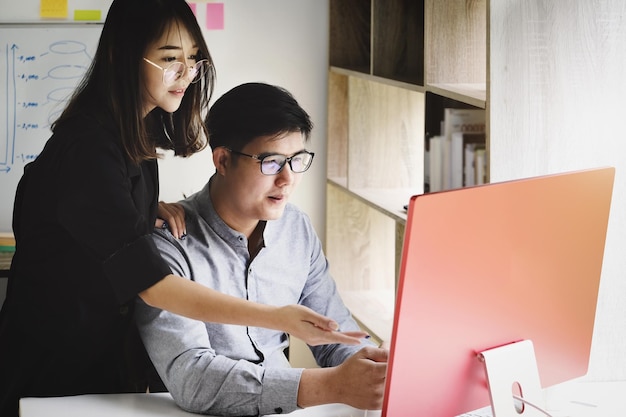 Người phụ nữ dùng điện thoại di động khi đang ngồi trên bàn