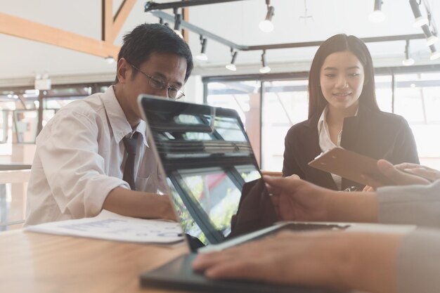 Người phụ nữ làm việc trên bàn