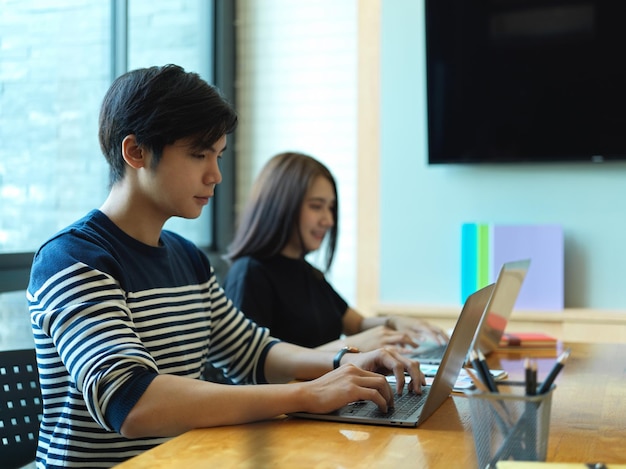 Người phụ nữ nhìn vào máy ảnh khi đang ngồi trên bàn