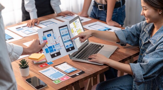 Nhà phát triển frontend sáng tạo đang động não thiết kế UI Scrutinize