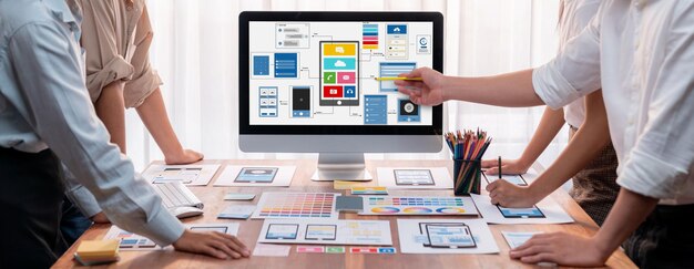 Nhà phát triển frontend sáng tạo đang động não thiết kế UI Scrutinize