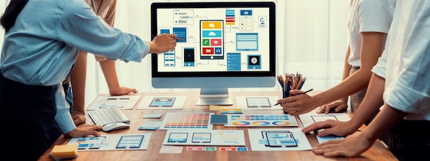Nhà phát triển frontend sáng tạo đang động não thiết kế UI Scrutinize