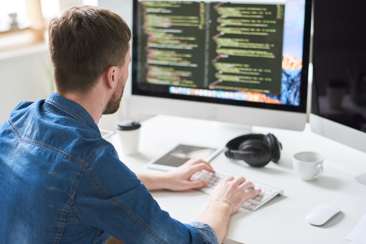 Photo nhà phát triển web bận rộn làm việc