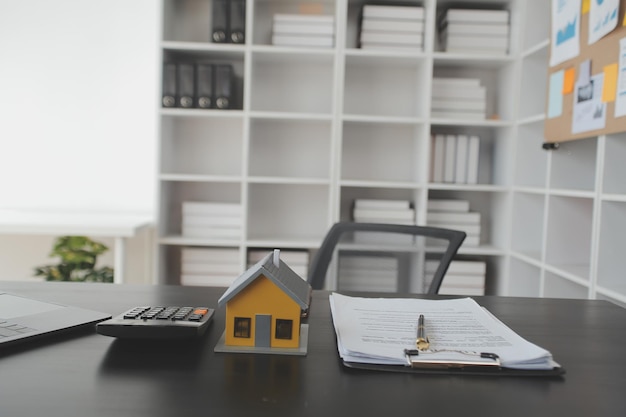 Nhân viên bất động sản và khách hàng ký hợp đồng mua bảo hiểm nhà hoặc cho vay bất động sản, thuê nhà, mua bảo hiểm hoặc cho vay bất động sản hoặc tài sản