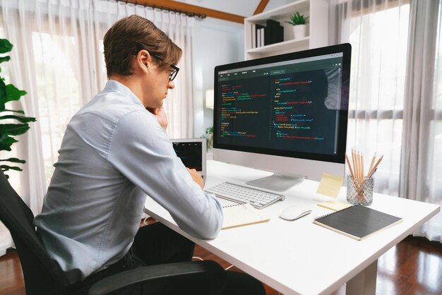 Nó xem xét việc phát triển phần mềm trực tuyến trên PC phù hợp với máy tính xách tay đang hoạt động.