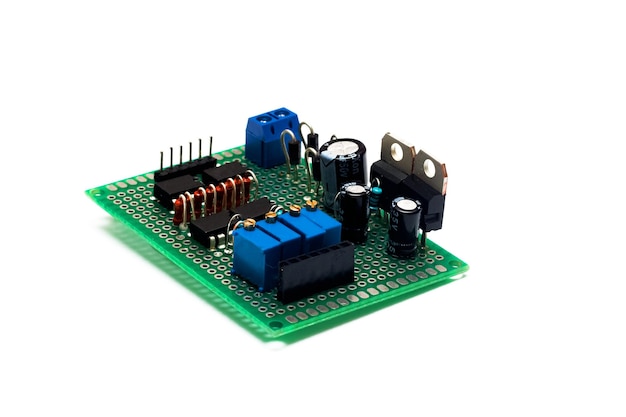PCB xanh lá cây với các bóng bán dẫn được phân lập trên nền trắng