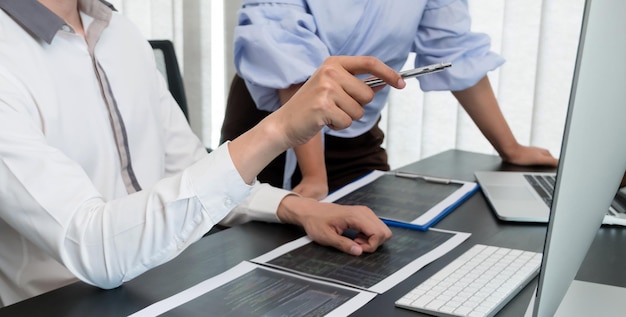 Phần giữa của bác sĩ đang khám bệnh nhân trong bệnh viện