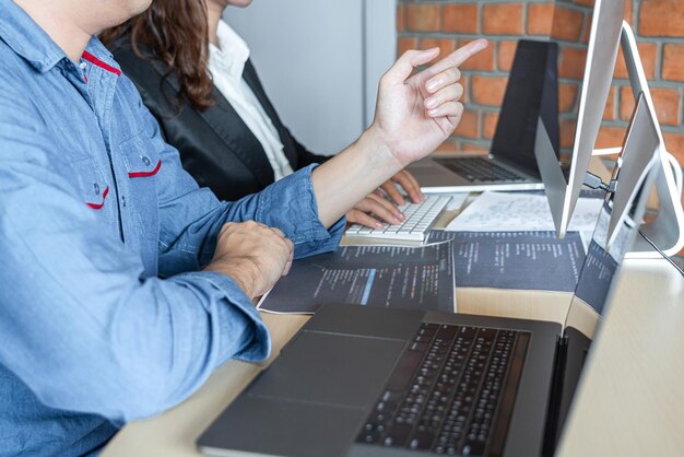 Phần giữa của người phụ nữ đang sử dụng điện thoại di động khi ngồi trên bàn