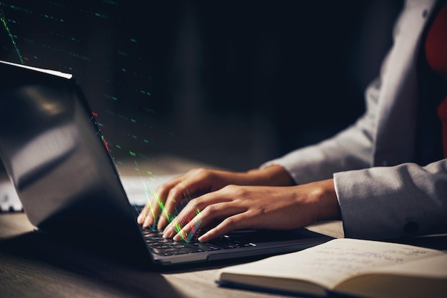 Phần giữa thân của doanh nhân dùng laptop trên bàn