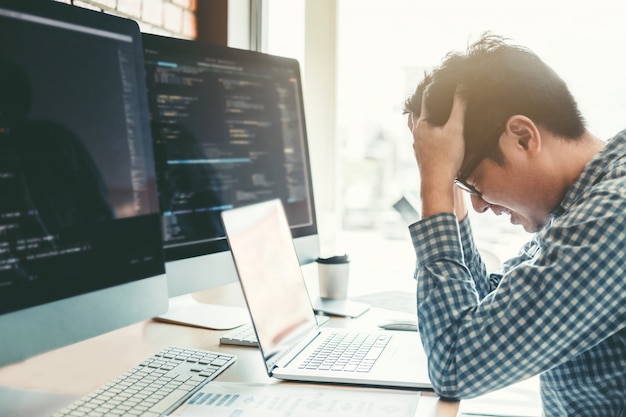 Phát triển lập trình viên căng thẳng vì công việc. Phát triển Thiết kế trang web
