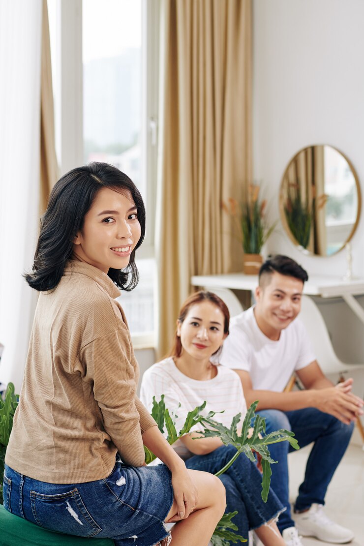 Photo pretty asian woman attending meeting with friends