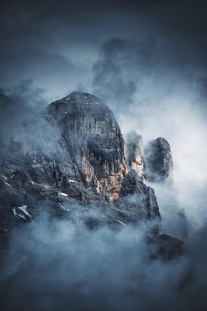Quang cảnh tuyệt đẹp của dãy Dolomite phủ đầy sương mù trên nền trời