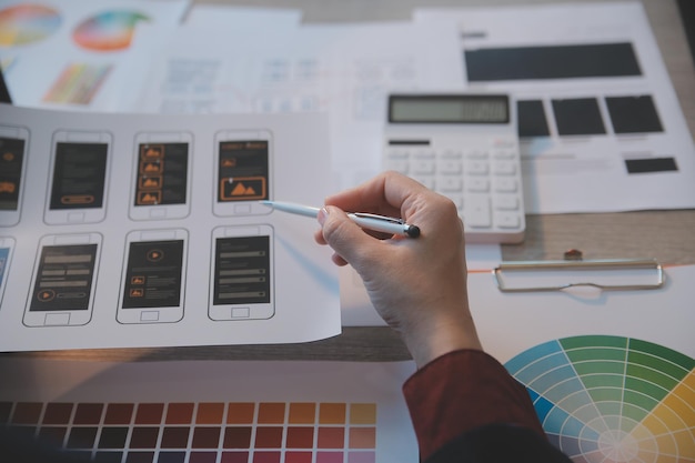 Quy trình thiết kế UX UI cho ứng dụng di động và trang web hiện đại. Bản dựng thử nghiệm sáng tạo của wireframe dành cho nhà phát triển ứng dụng chuyên nghiệp