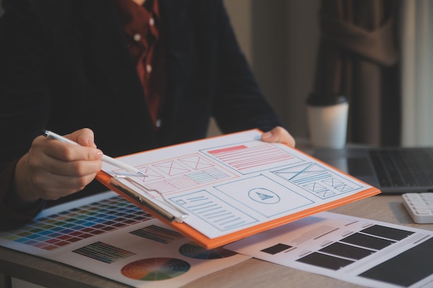 Quy trình thiết kế UX UI cho ứng dụng di động và trang web hiện đại. Bản dựng thử nghiệm sáng tạo của wireframe dành cho nhà phát triển ứng dụng chuyên nghiệp