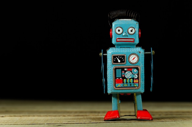 Robot đồ chơi bằng thiếc cổ điển