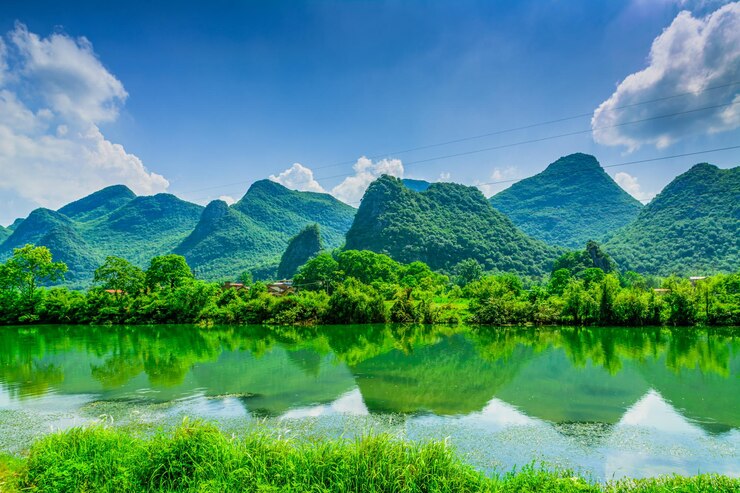 Photo scenic view of lake and mountains against sky