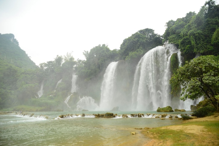 Photo scenic view of waterfall against sky