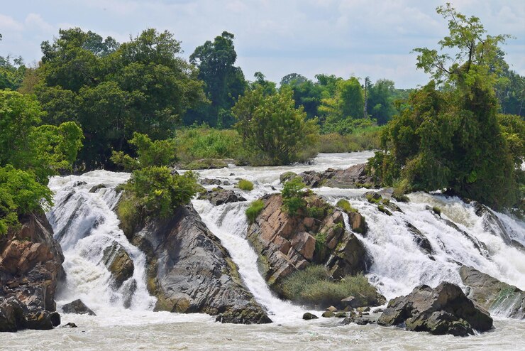Photo scenic view of waterfall in forest against sky