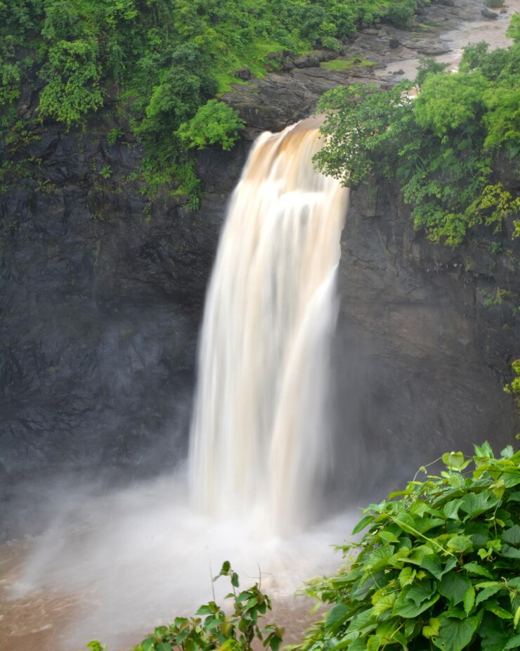 Photo scenic view of waterfall in forest