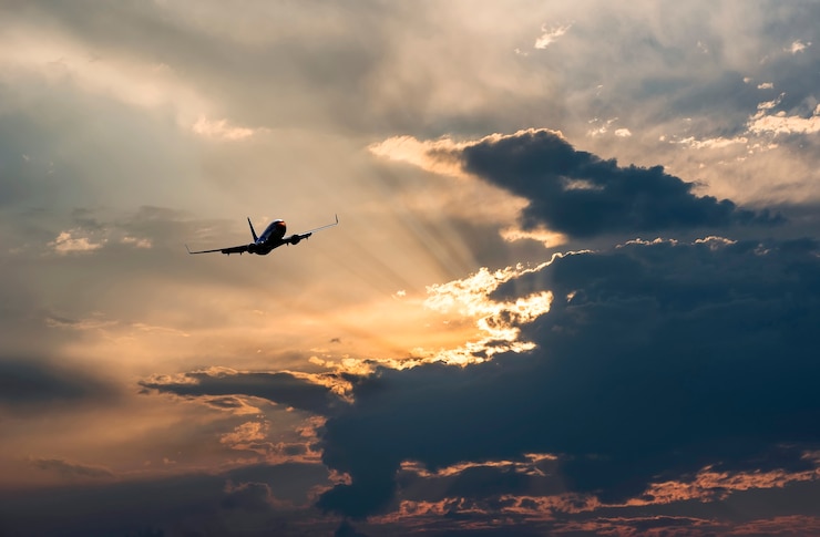 Photo silhouettes of airplane flying in the sky 