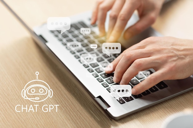 Tay người đàn ông gõ trên bàn phím máy tính bằng cách sử dụng ảnh ghép chat gpt