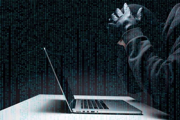 Tên trộm hack máy tính vào ban đêm