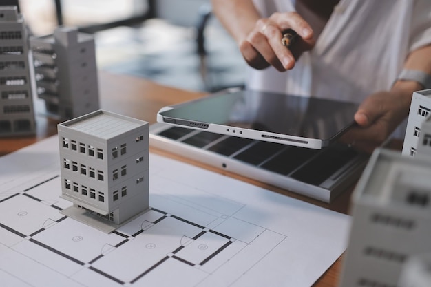 Thảo luận giữa các doanh nhân về những phát triển mới nhất trong công nghệ tấm pin mặt trời và khái niệm thành phố Môi trường Năng lượng Mặt trời