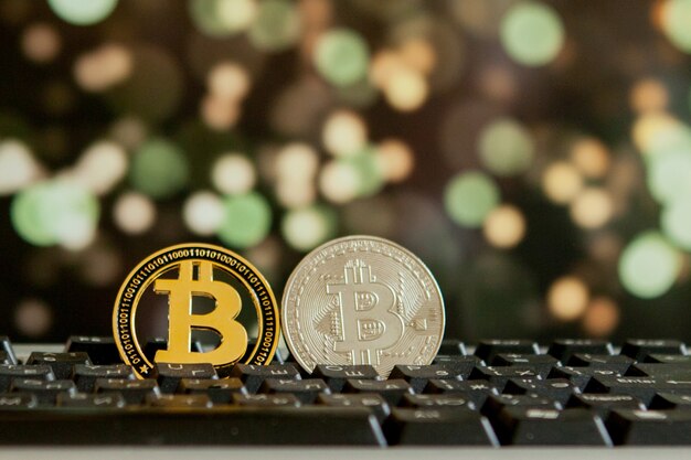 Tiền điện tử Bitcoin trên bàn phím máy tính