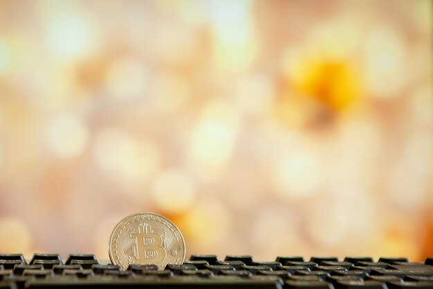 Tiền điện tử Bitcoin trên máy tính bàn phím trên nền bokee Khái niệm tiền điện tử ảo