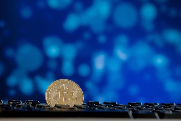 Tiền điện tử Bitcoin trên máy tính bàn phím trên nền bokee Khái niệm tiền điện tử ảo