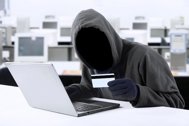 Trộm cắp thẻ tín dụng trực tuyến