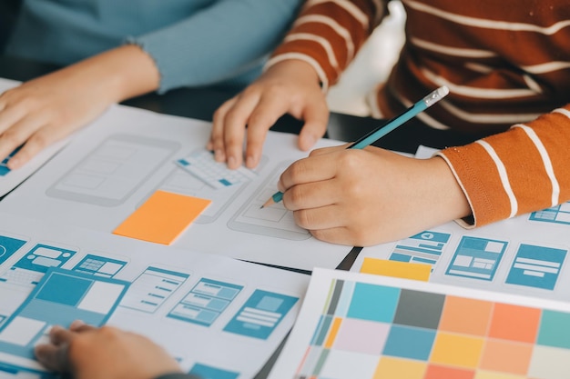 ux Nhà thiết kế đồ họa phác thảo sáng tạo quy trình ứng dụng lập kế hoạch phát triển nguyên mẫu wireframe cho web điện thoại di động Khái niệm trải nghiệm người dùng