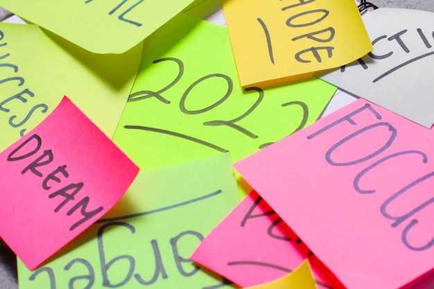 Welcome to 2022 with motivational words on sticky notes