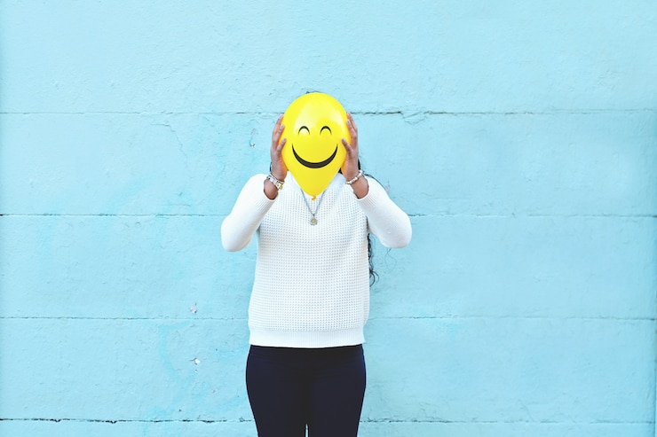 Photo  woman with a balloon on his head