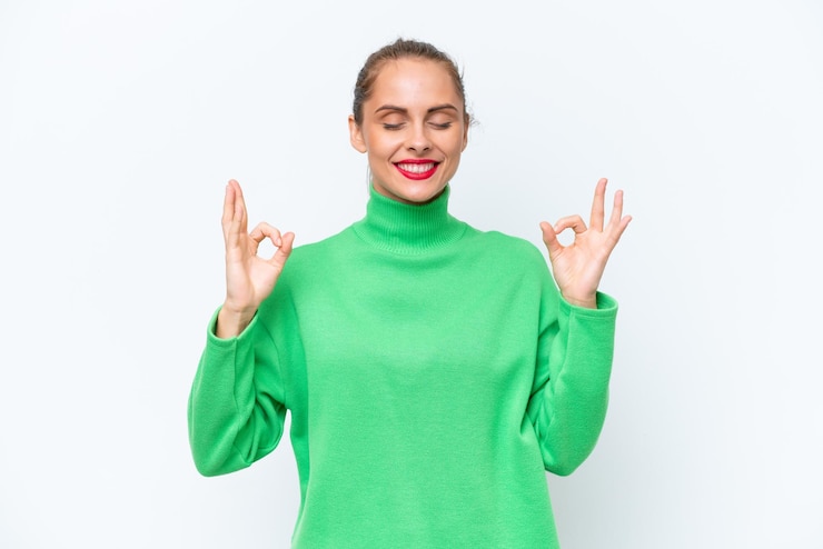 Photo young caucasian woman isolated on white background in zen pose