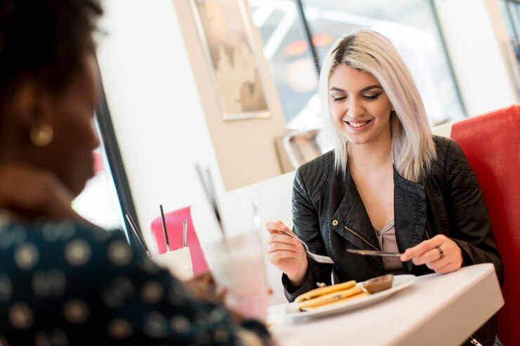 Photo young people in diner