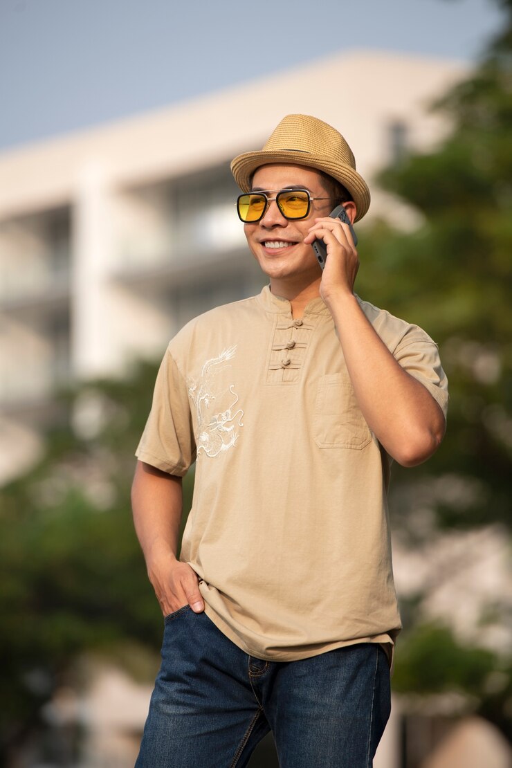 Miễn phí Photo ảnh chân dung người đàn ông trẻ tuổi mặc áo thêu