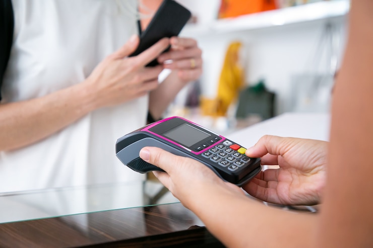 Miễn phí Photo cashier operating payment process, pushing buttons on pos terminal while customer holding smartphone. cropped shot, closeup of hands. shopping or purchase concept