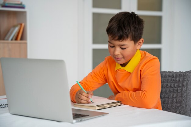 Cậu bé xem phim trên laptop