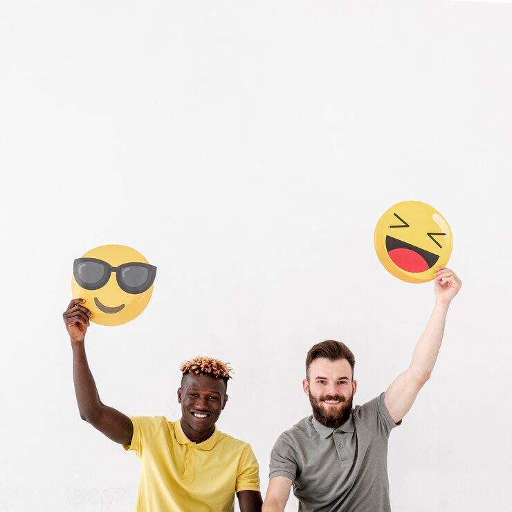 Miễn phí Photo copy-space male friends holding emoji