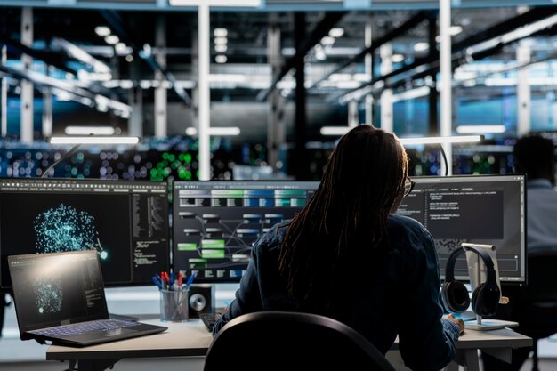 Data center programmer uses AI visual programming technology to oversee tasks
